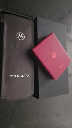 Motorola Razr 60 Ultra 5G Vermelho 1TB + 16GB RAM - Novo, Nunca Usado