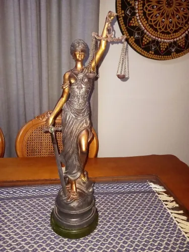 Estátua Deusa da Justiça Themis Advocacía Altura 55cm em ouro velho