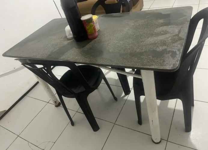 Mesa com tampo de granito 