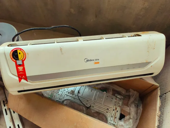 Ar condicionado Midea com defeito 