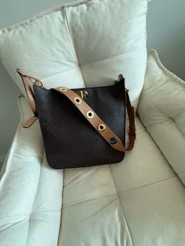 Bolsa MK com acessórios dourados