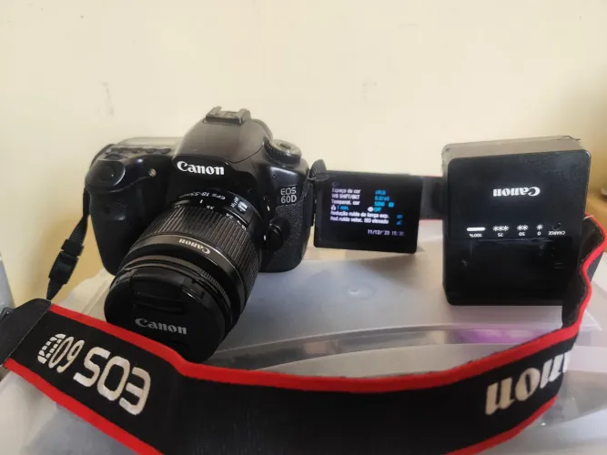 Camera Canon 60D lente 18-55mm 13 mil cliks so