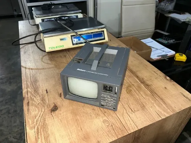 mini - televisor - marca deluxe - ,sem funcionar