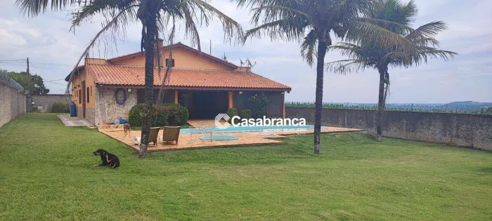 Chácara com piscina à venda no bairro Chácaras Reunidas Eldorado em Salto de Pirapora/SP.