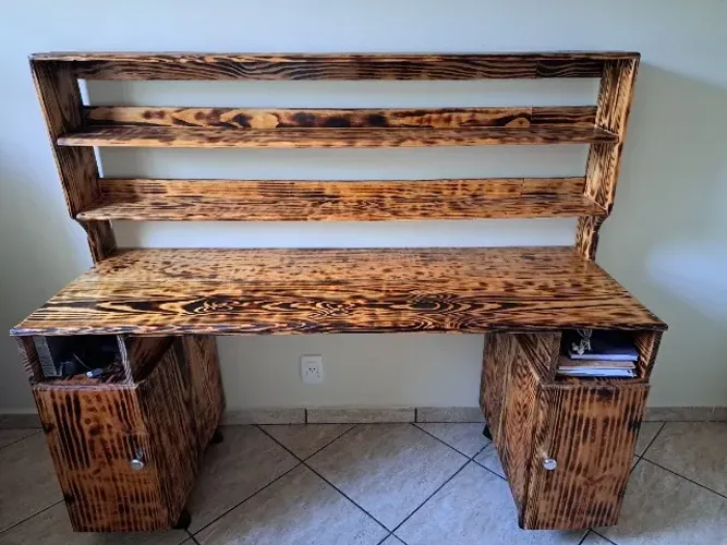 Mesa de trabalho modular em madeira com estante (Avaliando ofertas)