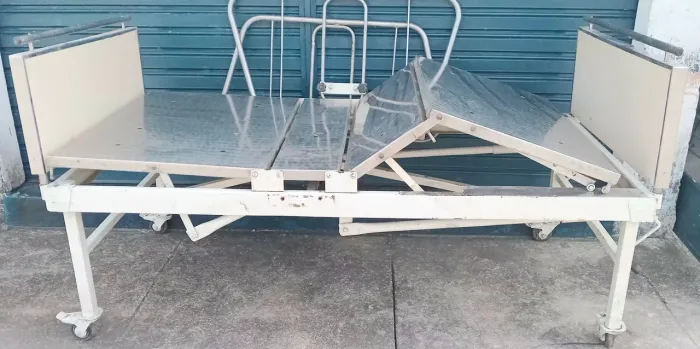 Cama Muito Bem Conservada Base de Cima mais as grandes Laterais São de Inox.