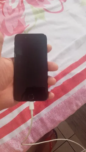 Vendo troco ifone 7 bateria 60 porcento na cor preta
