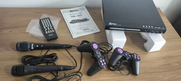 Dvd lenoxx n cx completo, karaokê com microfones e jogos com joysticks