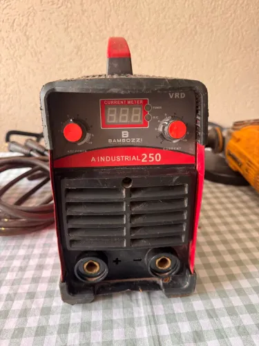 Máquina de solda e lixadeira