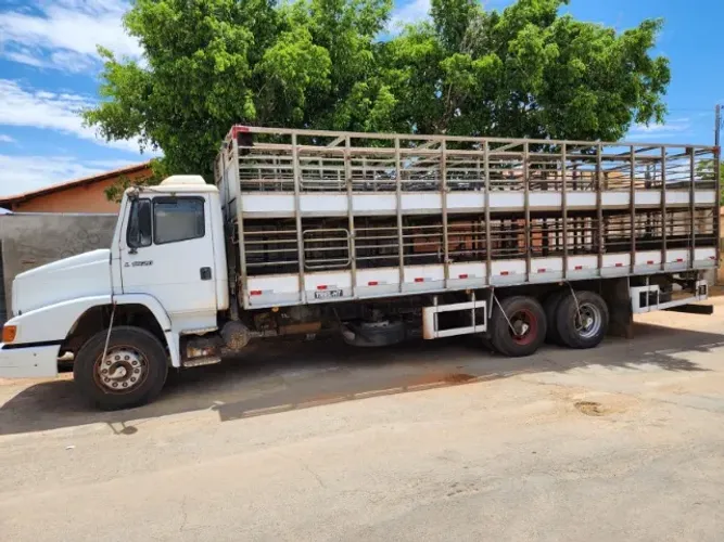 Mercedes Benz L1620 2005 com gaiola de suínos
