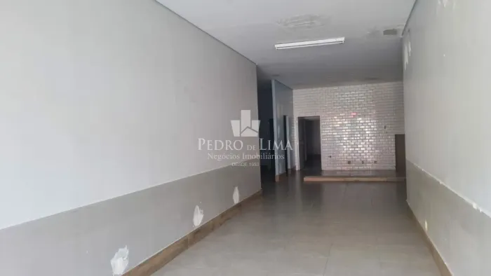 Loja no centro de Ermelino Matarazzo, 180m² com 2 banheiros toda reformada.
