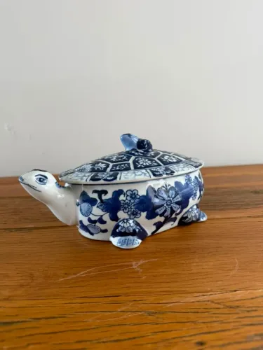 Pote Decorativo de Tartaruga em Cerâmica Azul e Branco