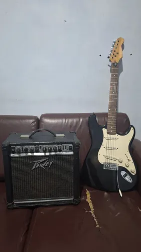 Ampli Peavey Rage 158 + Guitarra Condor Strato + Bag