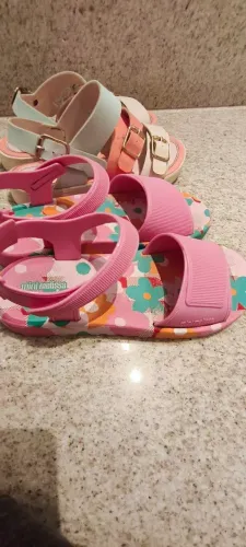 2 pares de sandálias tamanho 32 por 70,00