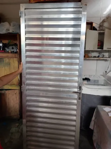 Porta semi nova toda boa