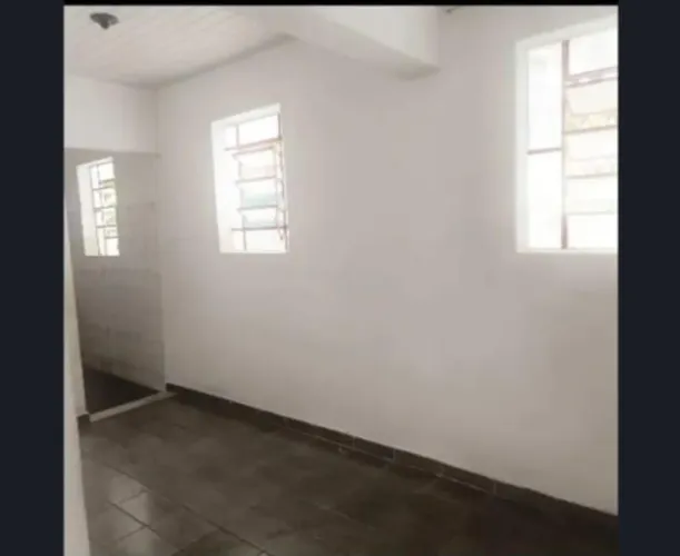 Aluga-se Casa Rua Palas 233 (não é independente)