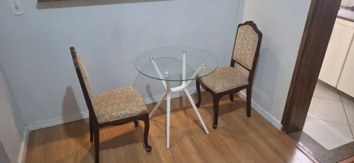Mesa Redonda de Vidro com 2 Cadeiras Estofadas