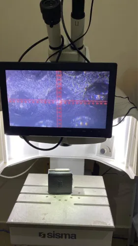 Máquina laser de solda SISMA LM-D60 com mesa elétrica.