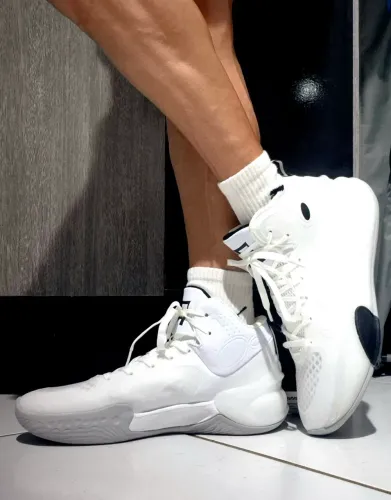 Tenis unissex branco e preto NOVO!
