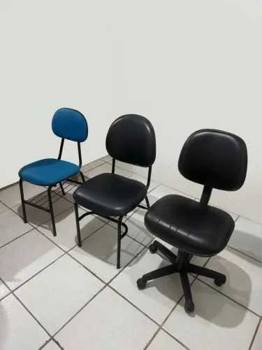 Rack, mesa, cadeiras , espelho e closet .