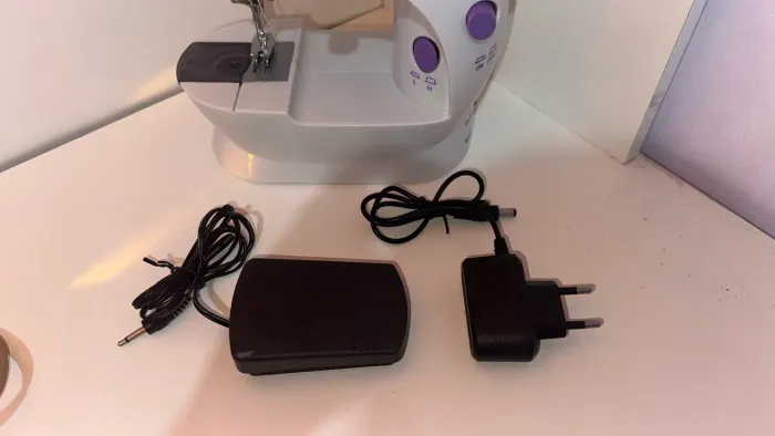 Mini Maquina Costura Portátil Elétrica + Pedal Bivolt 110v-220v