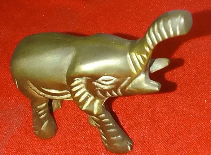 Pequena escultura em bronze indiano dourado representando Elefante*