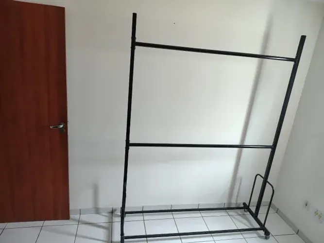 Arara de roupas 209 cm (altura) x 156 cm (largura)