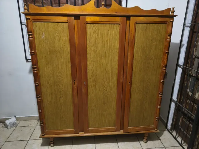Guarda-Roupa Antigo em Madeira Maciça - 3 Portas Vintage