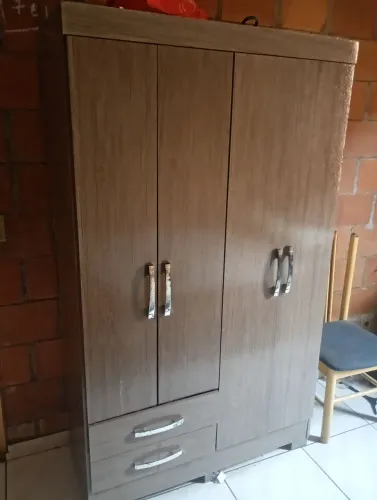 Vendo um guarda roupa usado em ótimo estado