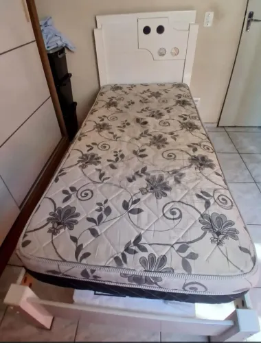 Vende se cama solteiro com colchão