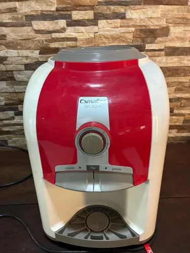 Vendo bebedouro de mesa usado