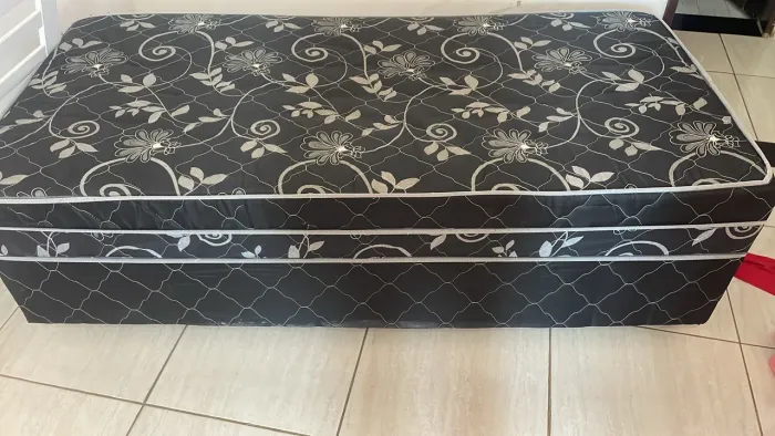 Cama de SOLTEIRO, nova pouco usada.