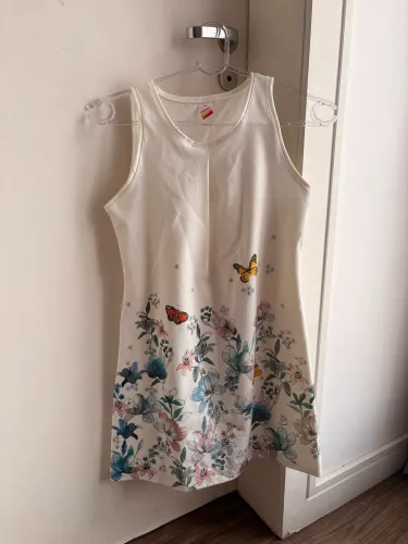 Vestido tubinho branco florido 