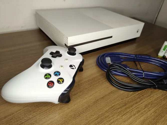 Console Xbox One S Kit Completo: 2 Jogos, Cabos, Controle, Carregador e Pilhas - REVISADO!