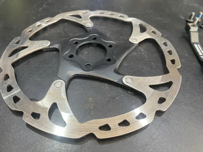 Disco Shimano SM-RT76-M 180mm já com ao adaptador e parafusos 