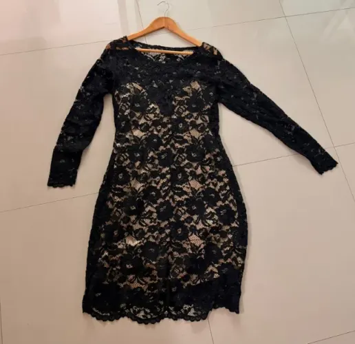 Vestido preto de renda com fundo dourado