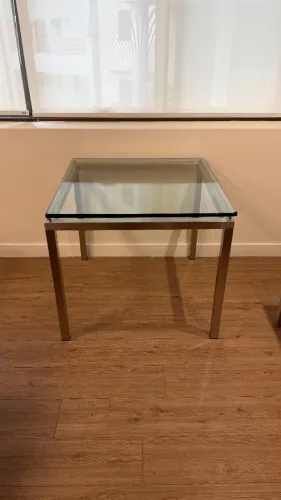 Mesa de vidro com base de alumínio