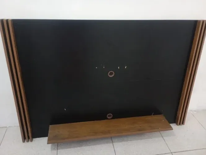 Painel para TV Preto e Amadeirado com Prateleira - Bom Estado