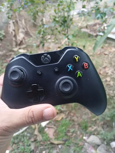 Xbox one s com um controle
