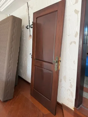 Porta de Madeira com Portal e Laterais de Vidro