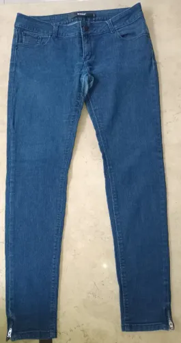 Desapego com marcas de uso calça jeans tamanho 42 EXSS com zíper na barra 