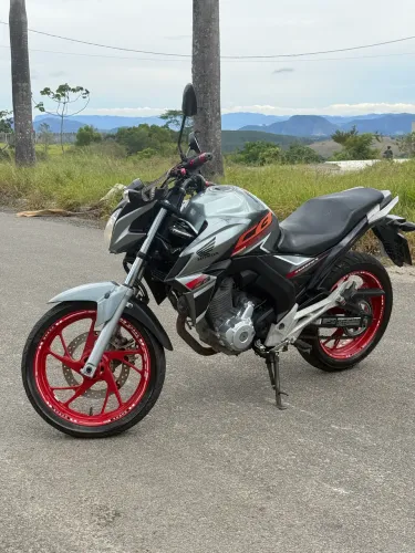 Moto conservada e pronto para pegar estrada