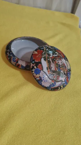 Porta joia porcelana pintado  a mãe estilo satsuma.