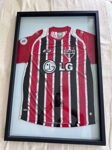 RELÍQUIA TRICOLOR! CAMISA OFICIAL DO SÃO PAULO FC AUTOGRAFADA POR 12 CRAQUES ? EMOLDURADA!