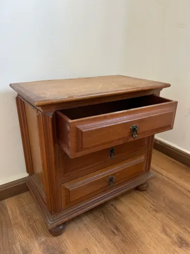 Criado-mudo / Mesa de Cabeceira Colonial em Madeira - 3 Gavetas
