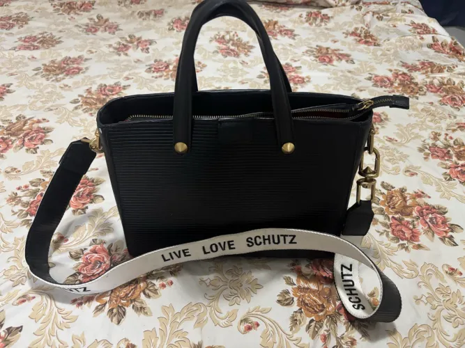 Bolsa com Alça Schutz Live Love Couro Preta