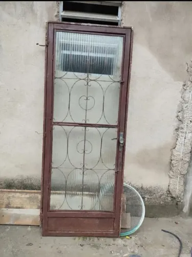 Porta ferro com vidro 