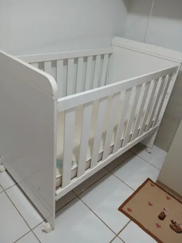 Berço com colchão já desmontado