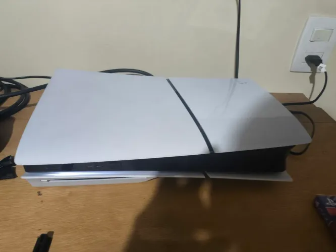 PS5 Slim 1TB Mídia Física (Único Dono) + 2 Jogos Lacrados - Completo na Caixa