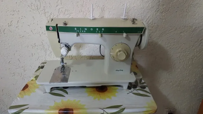 Vendo máquina de costura semi nova.
